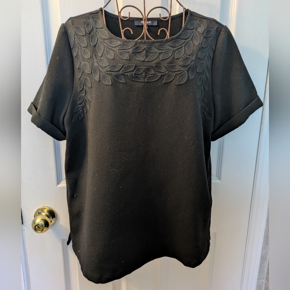 ⛵ 3/$10 Madewell Black T-shirt with Leaf Embroidery